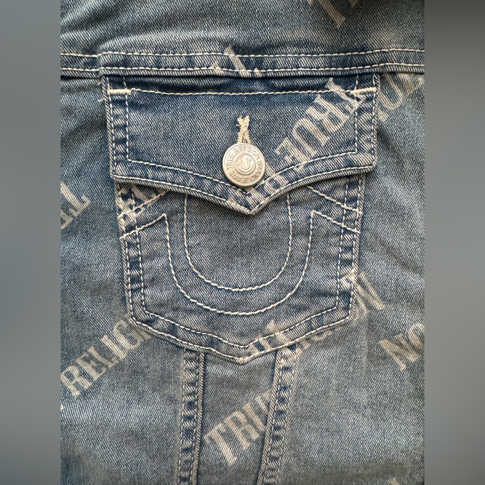 NWT True Religion Allover Logo Relaxed Trucker Jacket - Picture 8 of 16
